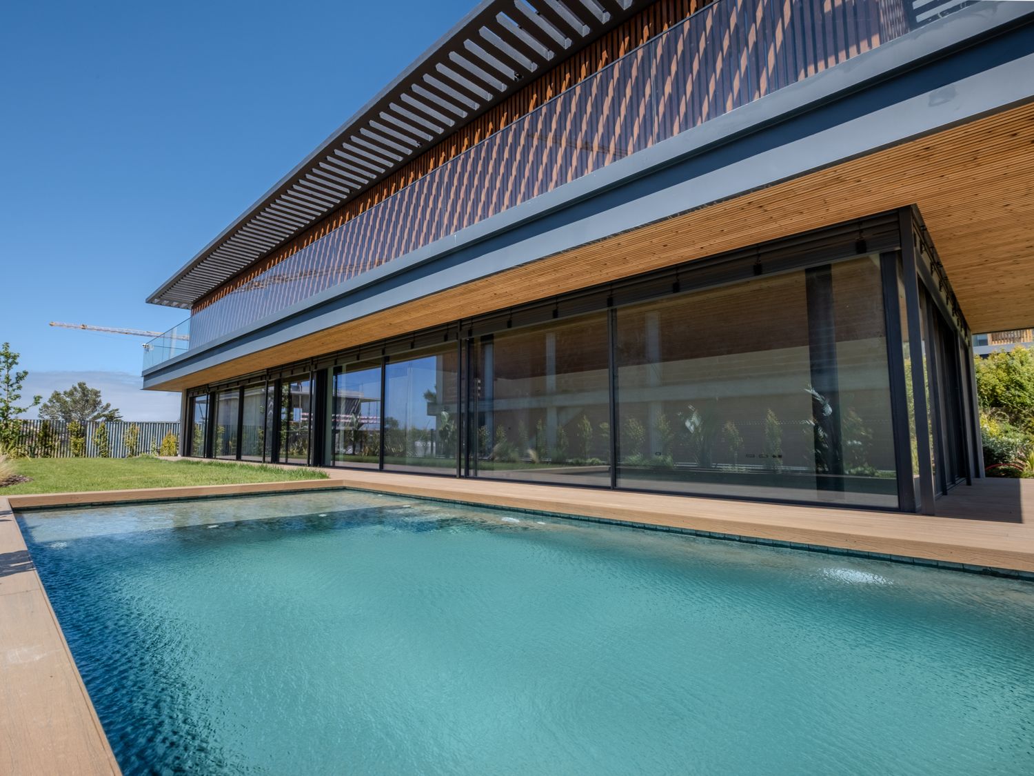 Piscina e fachada em vidro