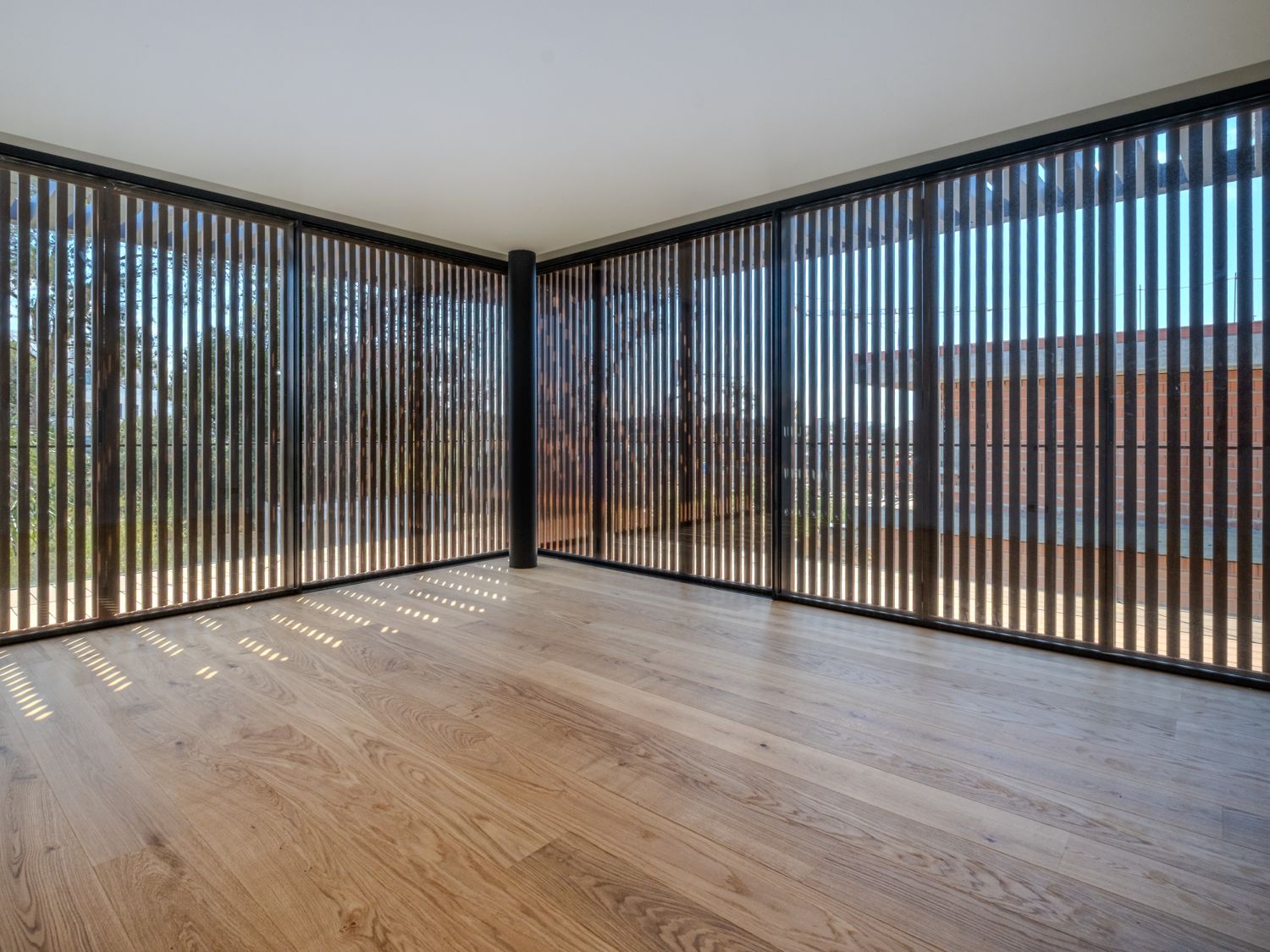 Suite com brise em madeira